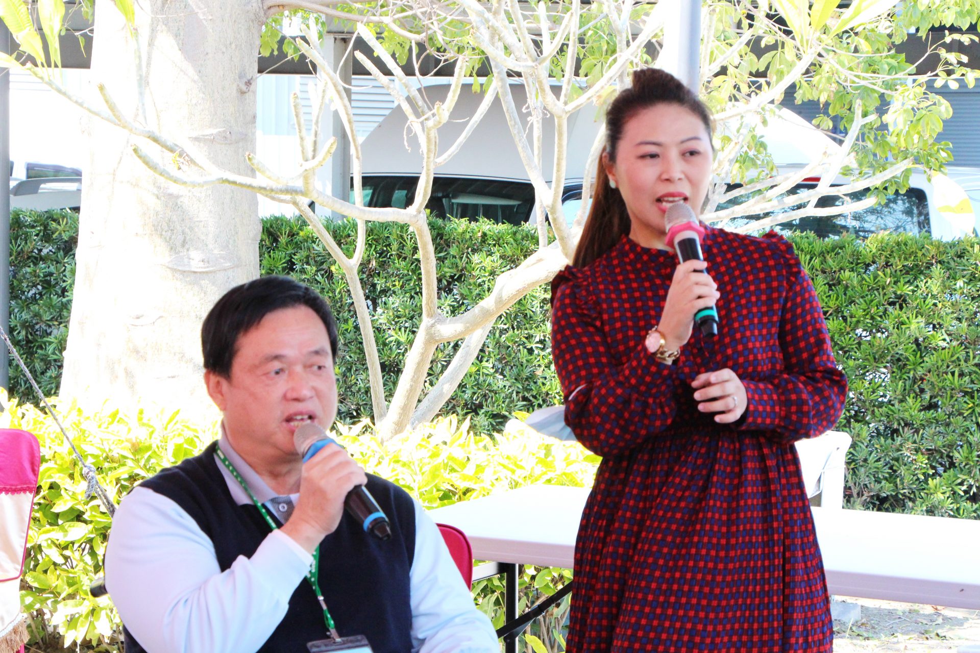 餐敘中主持人李宜靜顧問(右)與江執行長合唱台語歌曲「香水」，悅耳動聽歌聲為活動增添熱鬧氣氛。